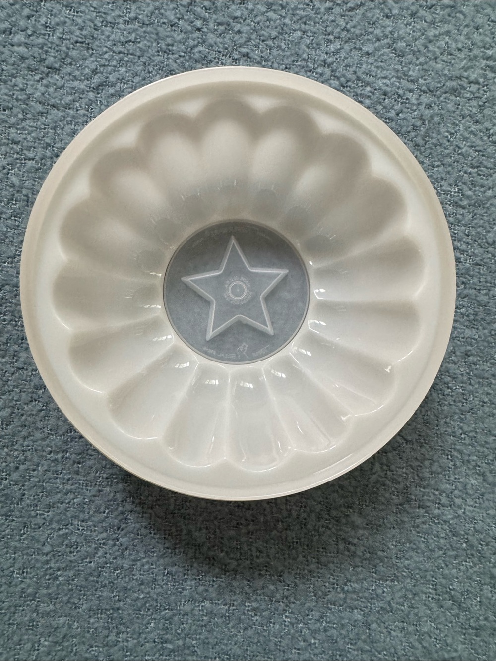 VINTAGE! Excellent condition. Tupperware Cream Bundt Pan w/Star Center.